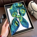 Twilly in seta verde pavone e blu navy con motivo a sole giallo e decorazioni a volute - 70*70cm / Verde (W-295)