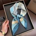 Foulard quadrato effetto seta con motivi a onde blu e stelle per uno stile chic - Blu/Bianco Sporco