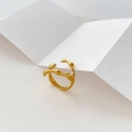 Detalle del anillo dorado textura lava con diseño orgánico irregular y acabado pulido de lujo - US 6 / Estilo Abierto de Nudo de Bambú