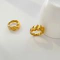 Detalle de anillos dorados trenzados con acabado de espejo pulido y textura de onda - US 6 / Estilo de Onda Estéreo