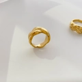 Detalle macro de anillo trenzado y retorcido con acabado en oro de 18K pulido - US 6 / Cadena De Cuerda