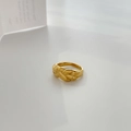 Detalle macro de la textura trenzada del anillo dorado con reflejos elegantes - US 6 / Estilo de Trenzas