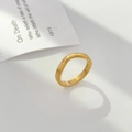 Gros plan sur une bague ondulée dorée avec texture double crête sur fond artistique - US 6 / Double Couche en Arc