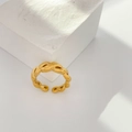 Détail de la bague dorée torsadée montrant le fini poli et l'ouverture ajustable - US 6 / Torsade Ouverte