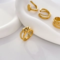 Dettaglio ravvicinato di anelli a catena placcati oro e anelli ovali geometrici - US 6 / Catena Grossa