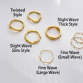 Detalle macro de cinco anillos de onda dorados minimalistas apilables con diseño curvo - US 5 / Ola Fina (Ola Grande) / Dorado