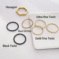Détail de bagues empilables minimalistes dorées hexagonales, torsadées et en émail noir - US 5 / Torsade Très Fine
