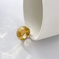 Macro di anello in acciaio al titanio placcato oro 18 carati con trama a spirale unica - US 6 / Motivo a lanterna