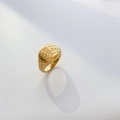 Dettaglio dell'anello in titanio placcato oro 18K con motivo a griglia inciso e finitura lucida - US 6 / Snake Print