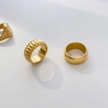 Dettaglio degli anelli in acciaio al titanio placcato oro 18K con trame a griglia - US 6 / Motivo pneumatico