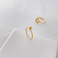 Detaillierte Makroansicht des 18k vergoldeten Edelstahlrings mit hohlem Stern-Design - US 6 / Kleine Runde Kugel