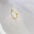 Detailansicht eines minimalistischen Katzenohr-Rings aus 18k vergoldetem Titanstahl - US 6 / Bärenohren