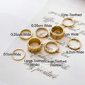 Detailoverzicht van gouden tandwielringen in diverse breedtes op witte decoratieve kaart - US 6 / Goud Breed Groot Tandwiel