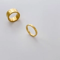 Dettaglio del set di anelli in titanio placcato oro 18K con texture martellata lucida - US 6 / Martellato Largo