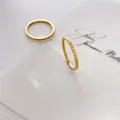 Dettaglio macro dell'anello sottile in acciaio al titanio placcato oro 18K con trama dentata - US 6 / Griglia quadrata tagliata