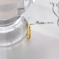 Dettaglio ravvicinato dell'anello sottile placcato oro 18K con precisi motivi a rombi incisi - US 6 / Stile motivo a X