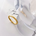 Dettaglio di un anello in titanio placcato oro 18K con motivo geometrico inciso - US 6 / Blocchi quadrati collegati