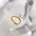 Vista dettagliata dell'anello sottile in titanio placcato oro 18K con incisione a griglia - US 6 / Griglia quadrata concava