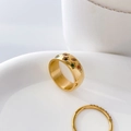 Detail eines vergoldeten breiten Rings mit bunten Sternen- und Mondkristallen - US 6 / Bunte Zirkonia Breite Oberfläche