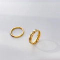 Detail von goldenen Ringen mit achteckigen Sternen, Kristallen und Emaille-Akzenten - US 6 / Weiße Zirkonia Hexagramm