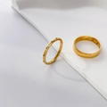 Detail von zwei vergoldeten Ringen, einer mit Zirkonia und ein minimalistisches Band - US 6 / Vollkreis Feine Zirkonia