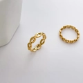 Detail von goldenen Hohlkettenringen mit feinem Gliederdesign auf weißem Hintergrund - US 6 / Ovale Hohlkette