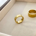 Detailansicht der 18K Gold-Titanstahlringe mit Zahnradtextur und Rindenfaltenmuster - US 6 / V-Faltenmuster