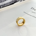 Nahaufnahme eines 18K vergoldeten breiten Zahnradrings mit industriellem Rillenmuster-Design - US 6 / Getriebemuster