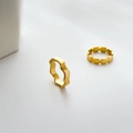 Dettagli di anelli in acciaio al titanio placcato oro 18K con texture a onde e geometriche - US 6 / Onda