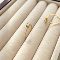 Close-up van gouden titaniumstalen ringen met vierkante zirkoonstenen in een fluwelen doos - US 6 / Kleine Vierkante Zirkoon
