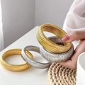 Bracciale rigido a C con motivo a ingranaggi largo in finitura oro e argento - Bracciale Rigido Tubogas a Costine Spesso 2cm (Oro)