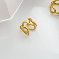 Makro-Detailansicht des goldenen Herz-Kettenrings mit filigranem Spitzen-Ausschnitt - US 6 / Hohles Herz