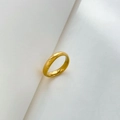 Nahaufnahme eines 18k vergoldeten Titanstahlrings mit polierter, gewölbter Oberfläche - US 6 / Gebogener Kuppelstil