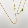 Vue détaillée de fines chaînes dorées avec pendentifs zircons verts et blancs en poire - Goutte d'eau Dorée Avec Pendentif Zircon Vert