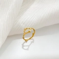 Dettaglio macro di un anello dorato a forma di ramo con trama a onde naturali sottili - US 6 / Ramo d'Albero