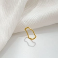 Dettaglio di un anello a onda dorato minimalista con linee fluide stile ramo - US 6 / Onda Liscia Irregolare