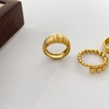 Details von 18K vergoldeten Ringen mit Wellenstruktur und Perlenband-Set auf Weiß - US 6 / Croissant-Textur