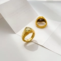 Detail von Goldspiralringen mit herzförmigen gelben und violetten Zirkoniasteinen - US 6 / Großes Herz Weißer Zirkonia