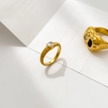 Makroaufnahme von vergoldeten Ringen mit gedrehter Textur und Herz-Zirkonia-Steinen - US 6 / Kleines Herz Weißer Zirkonia