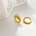 Makroaufnahme der 18K vergoldeten Herzring mit Zirkonia und strukturierter Ringschiene - US 6 / Mittleres Herz Weißer Zirkonia