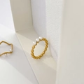 Détail d'une bague perlée en acier titane doré avec trois perles d'eau douce verticales - US 6 / Trois Perles Perle Ronde (JZ278-6)