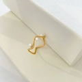Vue macro d'une bague vague en or 18 carats avec trois petites perles d'eau douce - US 6 / Vague Perle (JZ278-5)
