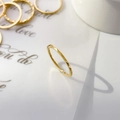 Makroaufnahme eines minimalistischen goldenen Wolframrings mit Facettenschliff - US 5 / Dreieckige Facette