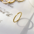 Makroaufnahme eines goldenen geometrischen Wolframrings mit strukturierter Oberfläche - US 5 / Rautenfacetten