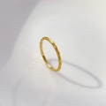 Nahaufnahme von goldener Wolframring mit geometrischer Hammerschlag-Textur und Facetten - US 5 / Gehämmertes Finish