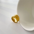 Detailed view of wide gold ring with smooth polished and horizontal brushed metal textures - US 6 / Multi-layer Arc