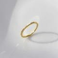 Makroaufnahme eines minimalistischen Goldrings mit geometrisch facettierter Textur - US 5 / Rechteckige Facette