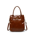 Borsa tote in pelle lucida marrone con dettagli dorati e tracolla regolabile su bianco - Marrone