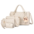 Set de bolsos de 4 piezas en color champán con relieve y colgante de osito - Caqui