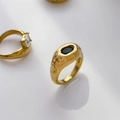 Detail of 18K gold-plated hammered ring with black oval stone and square zircon accent - US 6 / Black Zircon